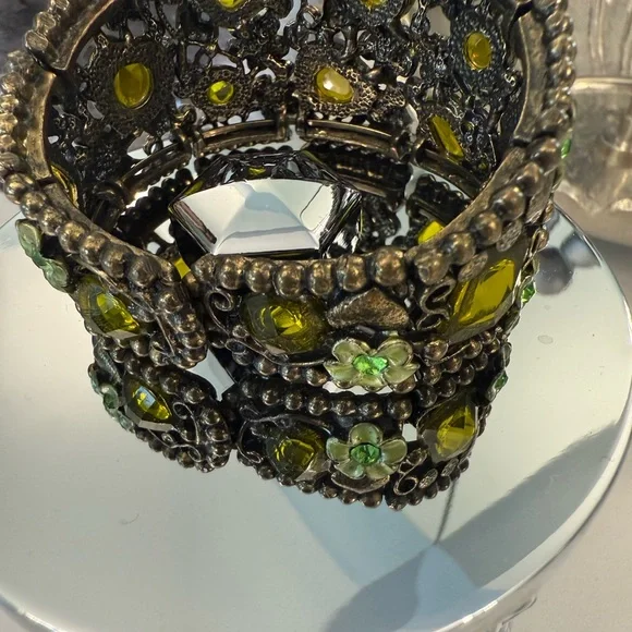 Vintage Style Metal Bracelet - Picture 4 of 5